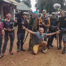 Das SRF DOK-Filmteam mit kiliman in Tansania