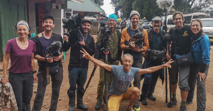 Das SRF DOK-Filmteam mit kiliman in Tansania